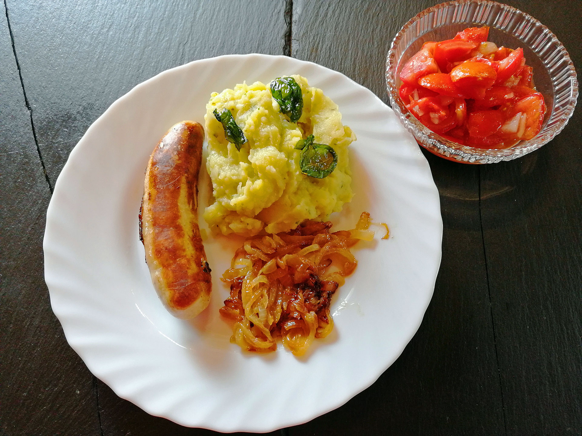 Bratwurst mit Püree und Tomate